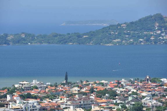 A Lagoa da Conceição e o mar ao fundo, leste de Florianópolis, em Santa Catarina